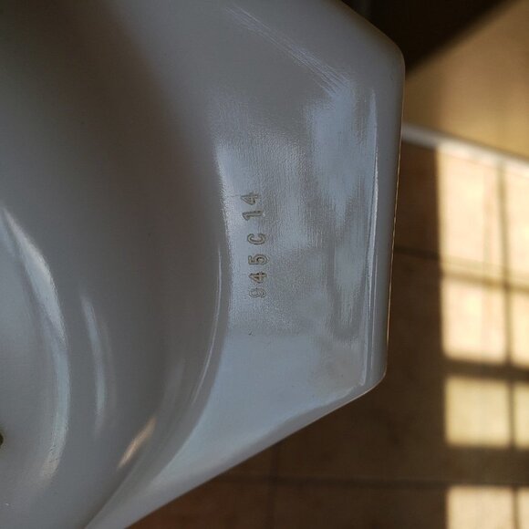 Pyrex Lid Verde Oval 2.5 QT lid - 945 C white green design. Handles - Picture 4 of 9